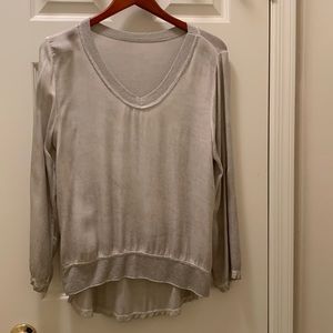 Adjustable sleeve top, made in Italy.